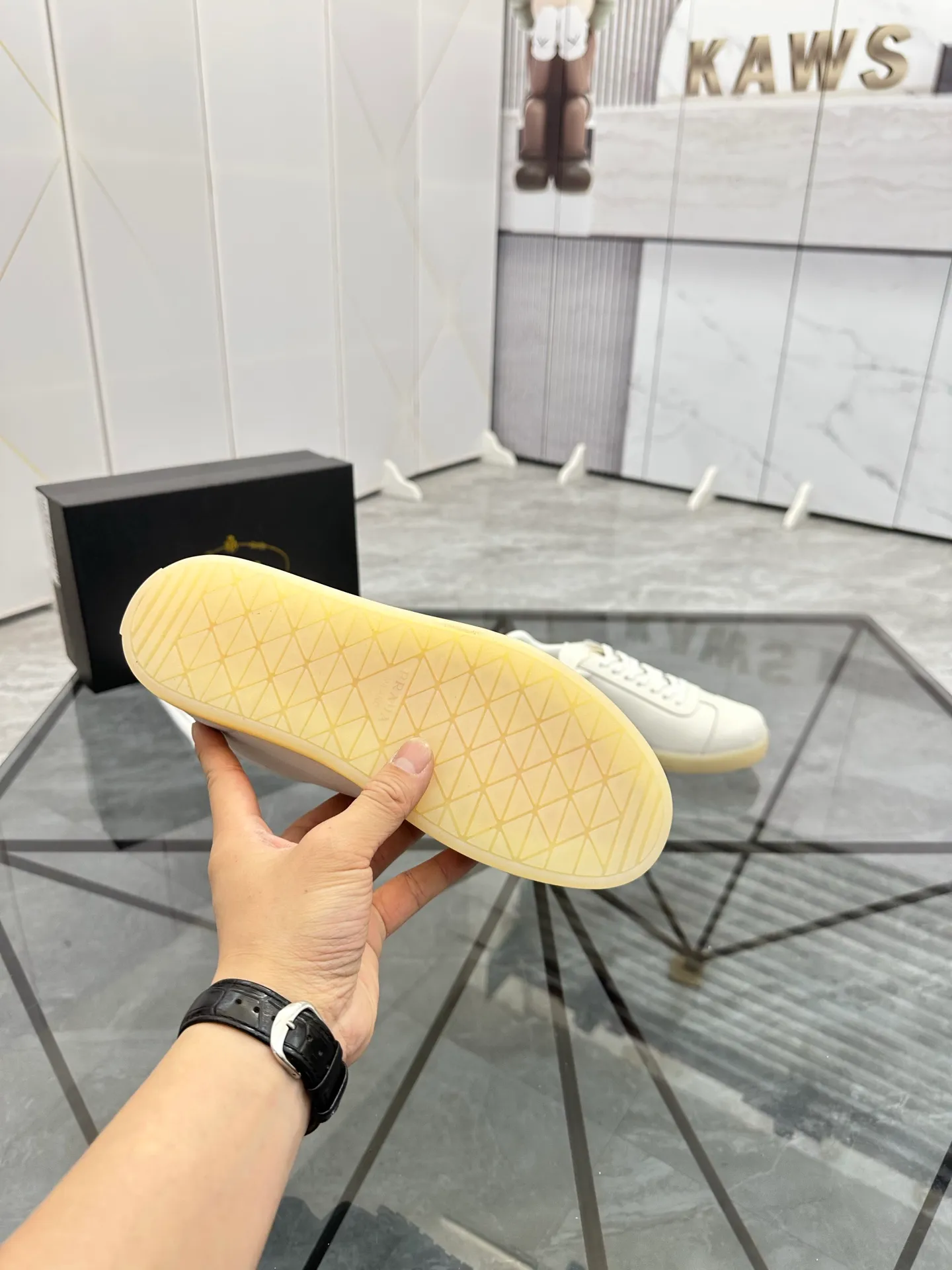 Men's shoes: 💰P400¥ Product trademark: Prada *"Prada*" low-top casual shoes Regular size: 38-44 (can be customized to 45) Product materials: imported cowhide upper, sheepskin lining, original outsole. Number: 020